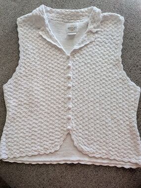 TR Bentley Vintage White Textured Crochet Sleeveless Button-Front Top